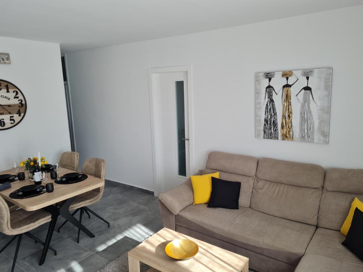 Apartman Mirella Apartment *
